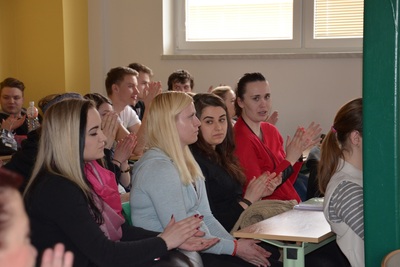 Skola_FARMEKO_beseda_se_studenty_(7).JPG